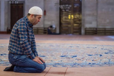 Genç yetişkin beyaz adam dua ve ibadet camide