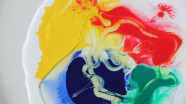 Çeşitli renklerde akrilik akan boyalar