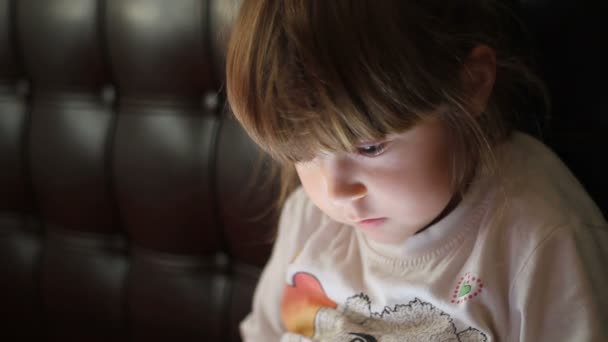 Fetița Joacă Tableta Uită — Videoclip de stoc