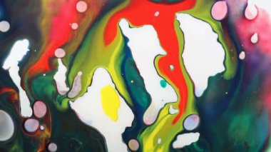 Çeşitli renklerde akrilik akan boyalar