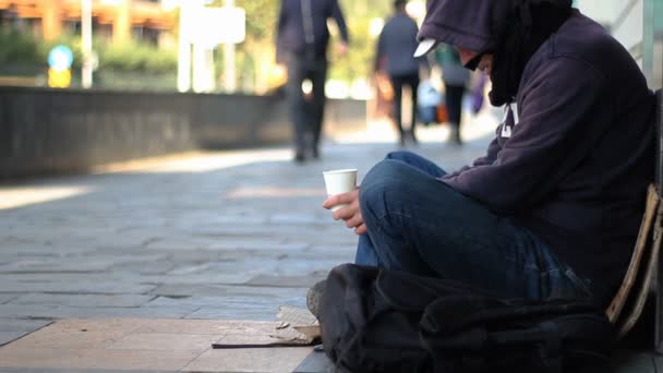 Obdachloser Bettler Bettelt Auf Der Straße — Stockvideo