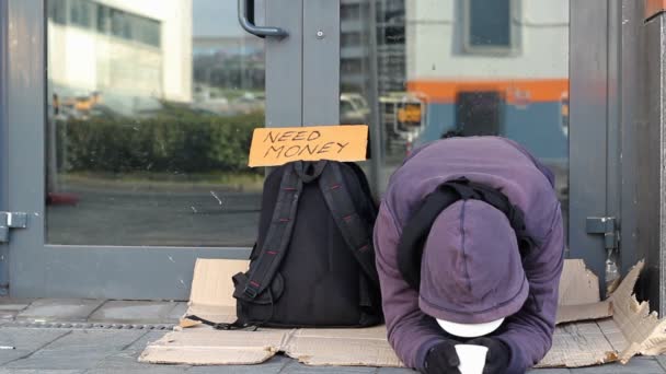 Obdachloser Bettler Bettelt Auf Der Straße — Stockvideo