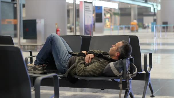 Passagier Man Slapen Terwijl Wacht Het Vliegtuig Luchthaven Terminal — Stockvideo