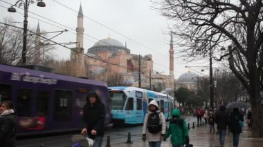 Sultanahmet, Istanbul / Türkiye - 02 Ocak 2019: Ayasofya Sophia kilise ve Zeytinburnu-Kabataş tramvay hattı