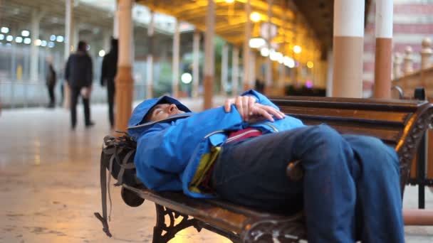 在火车站睡在长凳上的乘客 — 图库视频影像