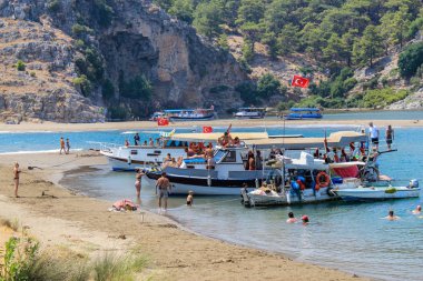 Dalyan, Muğla / Türkiye - 7 Temmuz 2013: Dalyan kanalı ve İztuzu Plajı (Caretta caretta) Beach, günlük gezi tekneleri