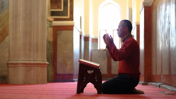 Hombre Musulmán Rezando Adorando Mezquita — Vídeo de stock