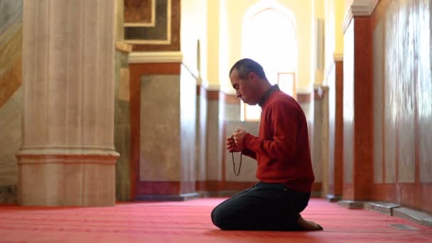 穆斯林男子在清真寺用祈祷珠或念珠进行礼拜 — 图库视频影像