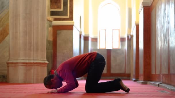 Hombre Musulmán Rezando Adorando Mezquita — Vídeos de Stock