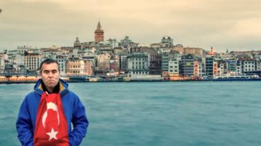 Istanbul Boğazı ve Galata Kulesi, Türk bayrağı olan adam. Timelapse