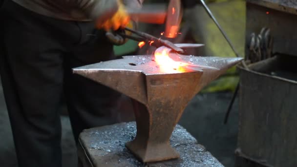 铁砧上的热铁锻造 手工铁匠 — 图库视频影像