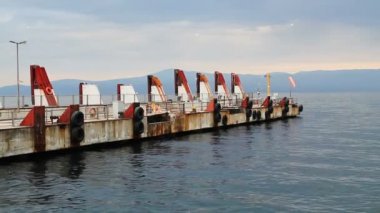 Boş geminin iskele ve martı kuşları