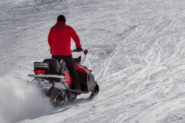Adam bir snowmobile sürüş