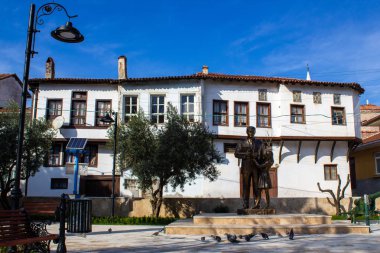 Trilye, Zeytinbagi, Bursa / Türkiye - 28 Ocak 2019: geleneksel ev ve Trilye Atatürk Heykeli