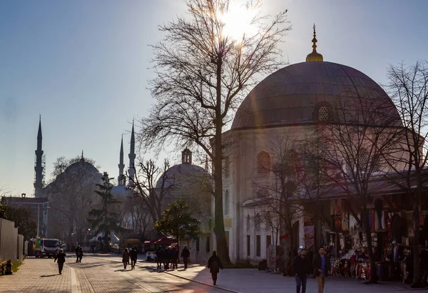 伊斯坦布尔 土耳其 Sultanahmet 2019年2月19日 道路附近的 Sultanahmet 广场和 Sultanahmet 清真寺 — 图库照片