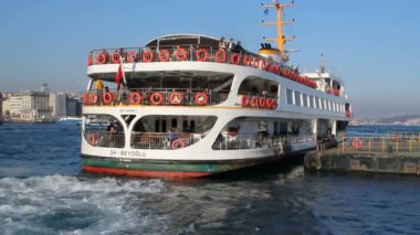 Eminönü, Istanbul / Türkiye - 04 Mart 2019: Boğaz'ın bir yolcu gemisiyle