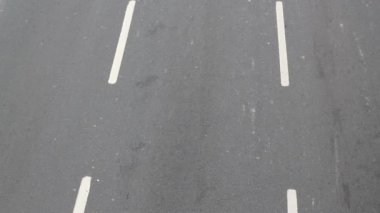 Otobanda giden arabalar