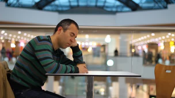 Fáradt Ember Alszik Bevásárlóközpontban Kávézó — Stock videók