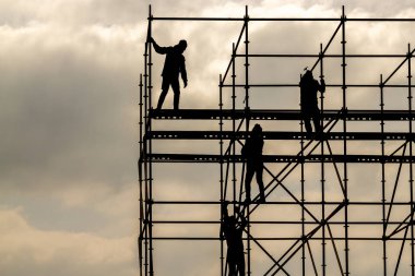 İnşaat İşçileri siluet demir platformu gökyüzü arka plan üzerinde çalışma