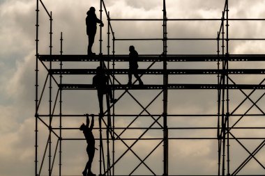 İnşaat İşçileri siluet demir platformu gökyüzü arka plan üzerinde çalışma