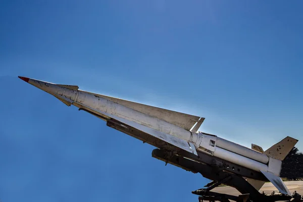 戦争のミサイルの武器は青い空を背景を分離 — ストック写真