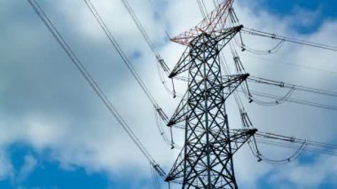 Yüksek gerilim elektrik enerji nakil hattı bulutlar arka plan üzerinde. Zaman atlamalı