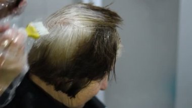 Yaşlı yaşlı kadın boyama, evde saçlarını boyama