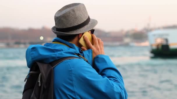 Jeune Homme Chapeau Parle Par Téléphone Mer — Video