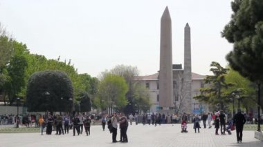 Sultanahmet, İstanbul / Türkiye - 25 Nisan 2019: İstanbul'un populer seyahati ve turistik destinasyonu Sultanahmet Meydanı ve Mısır Dikilitaş Anıtı