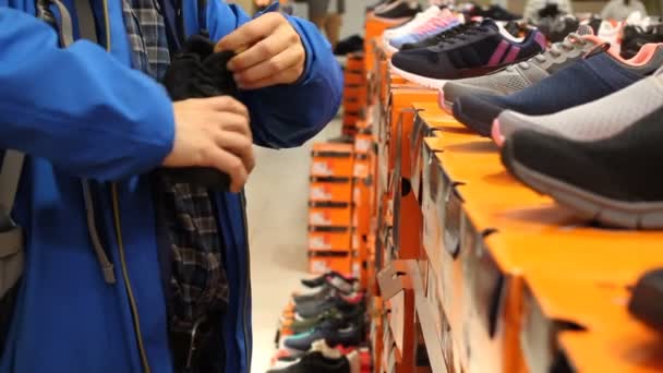 Hombre Compras Tienda Zapatos Deportivos — Vídeos de Stock