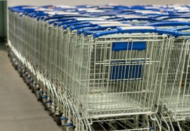 Süpermarket alışveriş arabaları boş sıraya dizilmiş