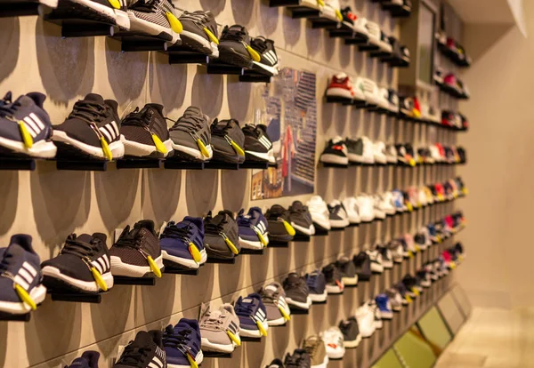 Mağazada spor ayakkabılar
