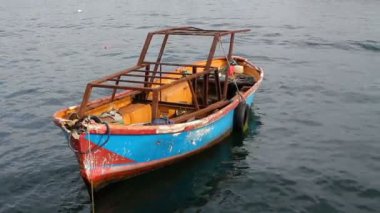 Denizde küçük eski tekne