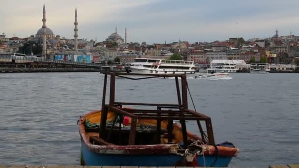 Estambul Paisaje Pequeño Barco Mar Mezquita Puente Galata — Vídeos de Stock