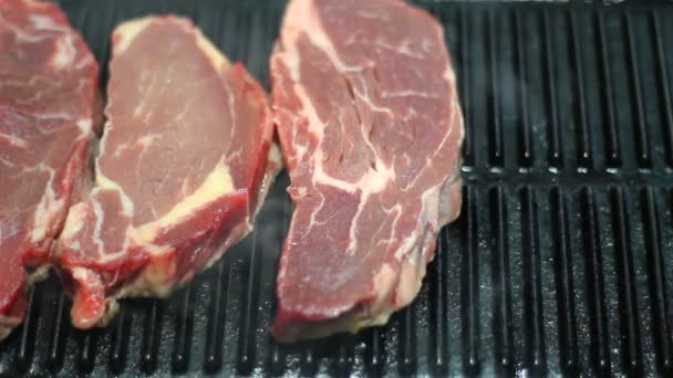 Grillezett Marha Steak Öntöttvas Serpenyő — Stock videók
