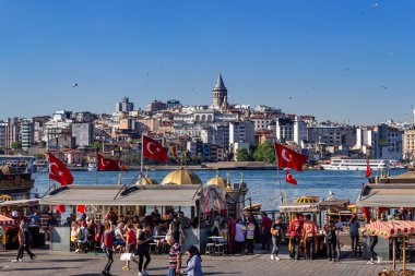 İstanbul, Eminönü / Türkiye - 30 Mayıs 2019: İstanbul manzarası, Eminönü ve Haliç sahili, Galata Kulesi manzarası. Populer turistik hedef tarihi yarımada günlük yaşam