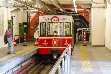 İstanbul, Tunel, Taksim / Türkiye - 30 Mayıs 2019: Karaköy-Tunel Taksim hattı Tunel istasyonunda eski tramvay. Bu hat dünyanın en eski 2.