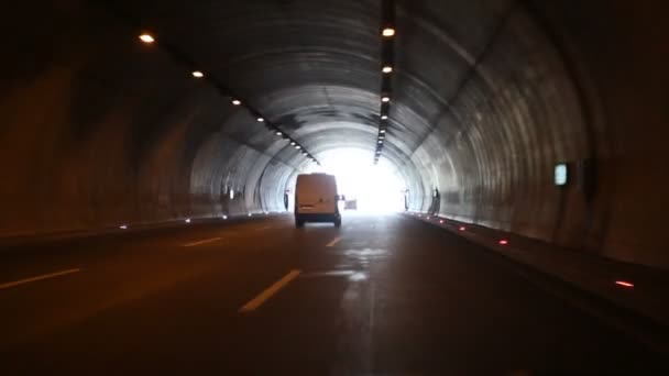 暗い高速道路トンネルを通って車両が出る — ストック動画