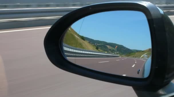 Araç Dikiz Aynasında Seyir Sırasında Otoyol Görünümü — Stok video