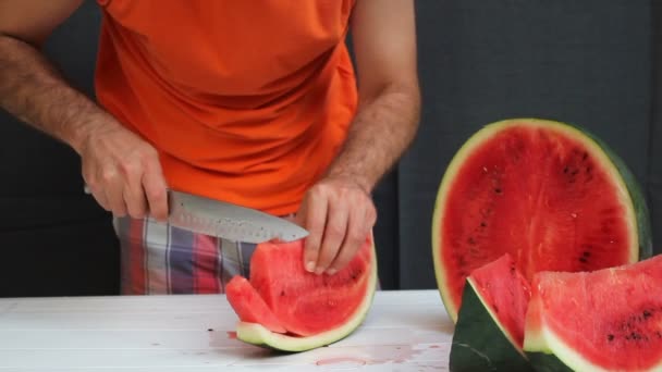 Hombre Camisa Naranja Está Cortando Sandía Con Cuchillo Chef Fondo — Vídeos de Stock