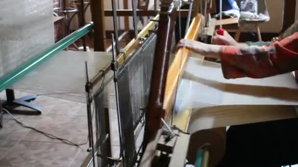 伝統的なシルク生地織機 古い絹織物織機 織機の上に絹の生地を織る女性 音付き — ストック動画