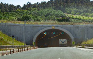 Çok şeritli karayolu araba tüneli girişi