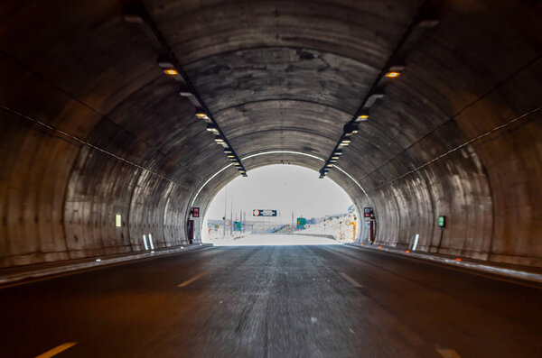 Многополосный автомобильный тоннель
