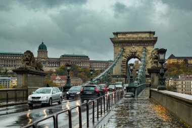 Budapeşte/Macaristan-Ekim 16 2013: Szechenyi Chain Bridge yağmurlu bir gün. 