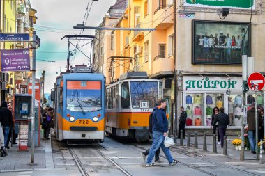 Sofya/Bulgaristan-Ekim 18 2013: Sofya şehir merkezinde bir cadde ve tramvay. Sofya 'da günlük yaşam