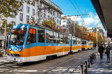Sofya/Bulgaristan-Ekim 18 2013: Sofya şehir merkezinde bir cadde ve tramvay. Sofya 'da günlük yaşam