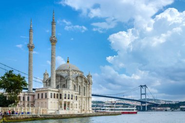 İstanbul manzarası. İstanbul'un turistik merkezi Ortaköy Camii ve Boğaziçi Köprüsü manzarası. Yaz gününde bulutlu gökyüzü
