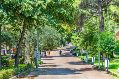Ören, Burhaniye, Balıkesir / Türkiye - 12 Temmuz 2019: Burhaniye ilçesi popüler turistik destinasyon Ören ilçe merkezi yürüyüş yolu