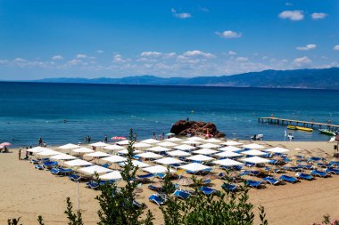 Ören, Burhaniye, Balıkesir / Türkiye - 12 Temmuz 2019: Burhaniye ilçesinin popüler turistik Oren Plajı Yaz günü panoramik manzara