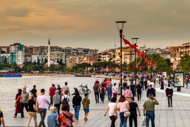 Çanakkale / Türkiye - 14 Temmuz 2019: Çanakkale şehir merkezinde deniz kenarında insanlar günlük yaşam